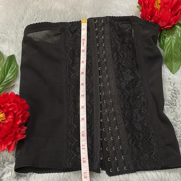 Black Lace Corset - Picture 10 of 10